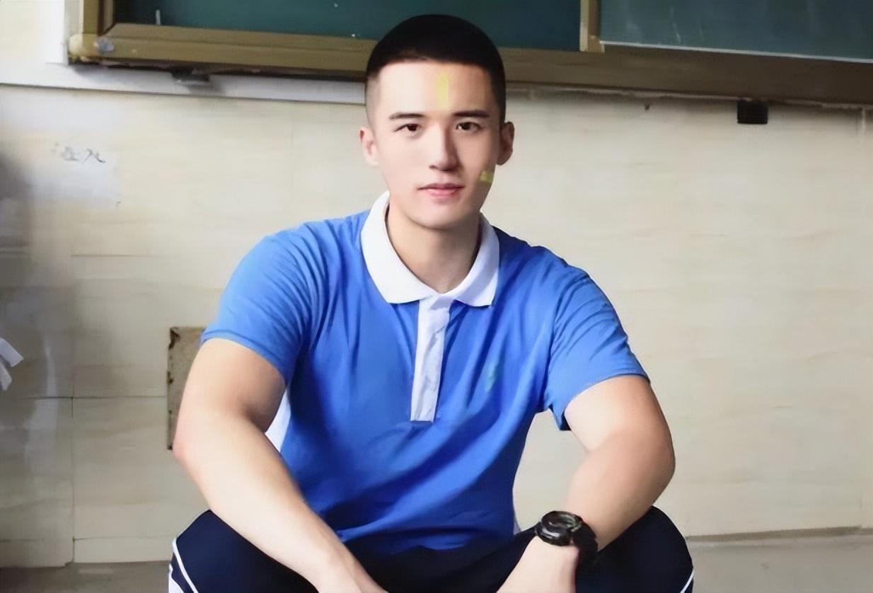 最新头型男，发型背后的友情与温馨日常时光