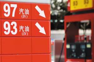 国际油价风云变幻下的独特油香，油价72最新消息与隐藏小巷的独家故事