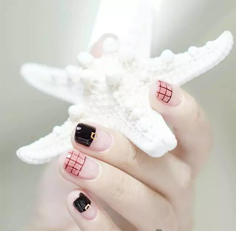 法式美甲最新图片，爱的美甲与友情的交织故事